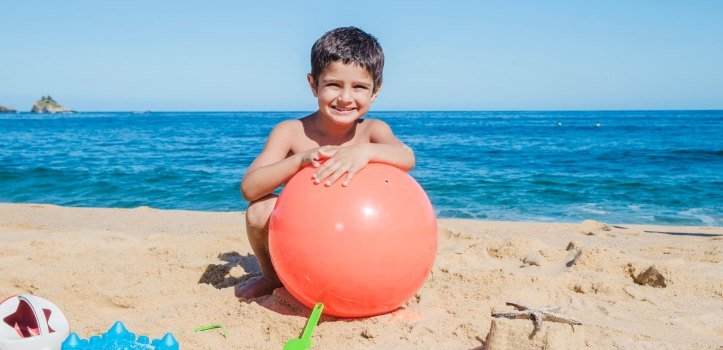 Brincadeiras educativas na praia: diversão garantida para as crianças!