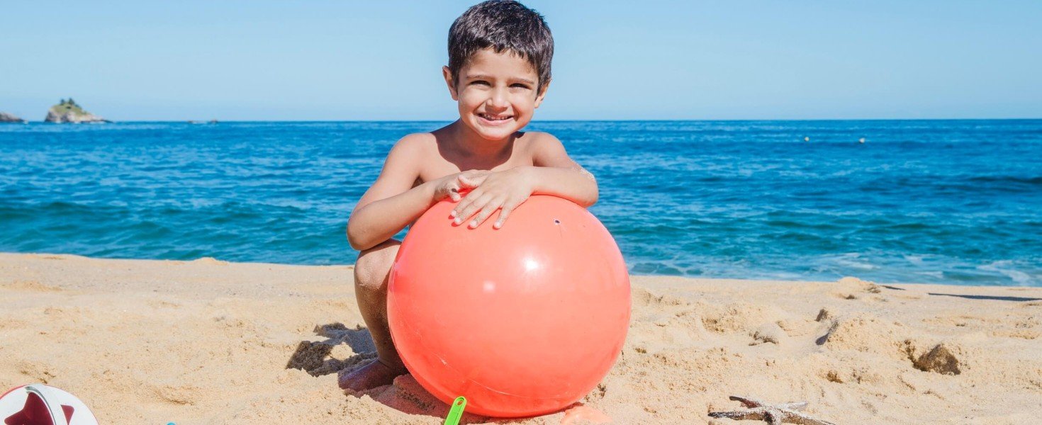 Brincadeiras educativas na praia: diversão garantida para as crianças!